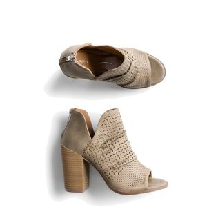 Report peep toe shoe